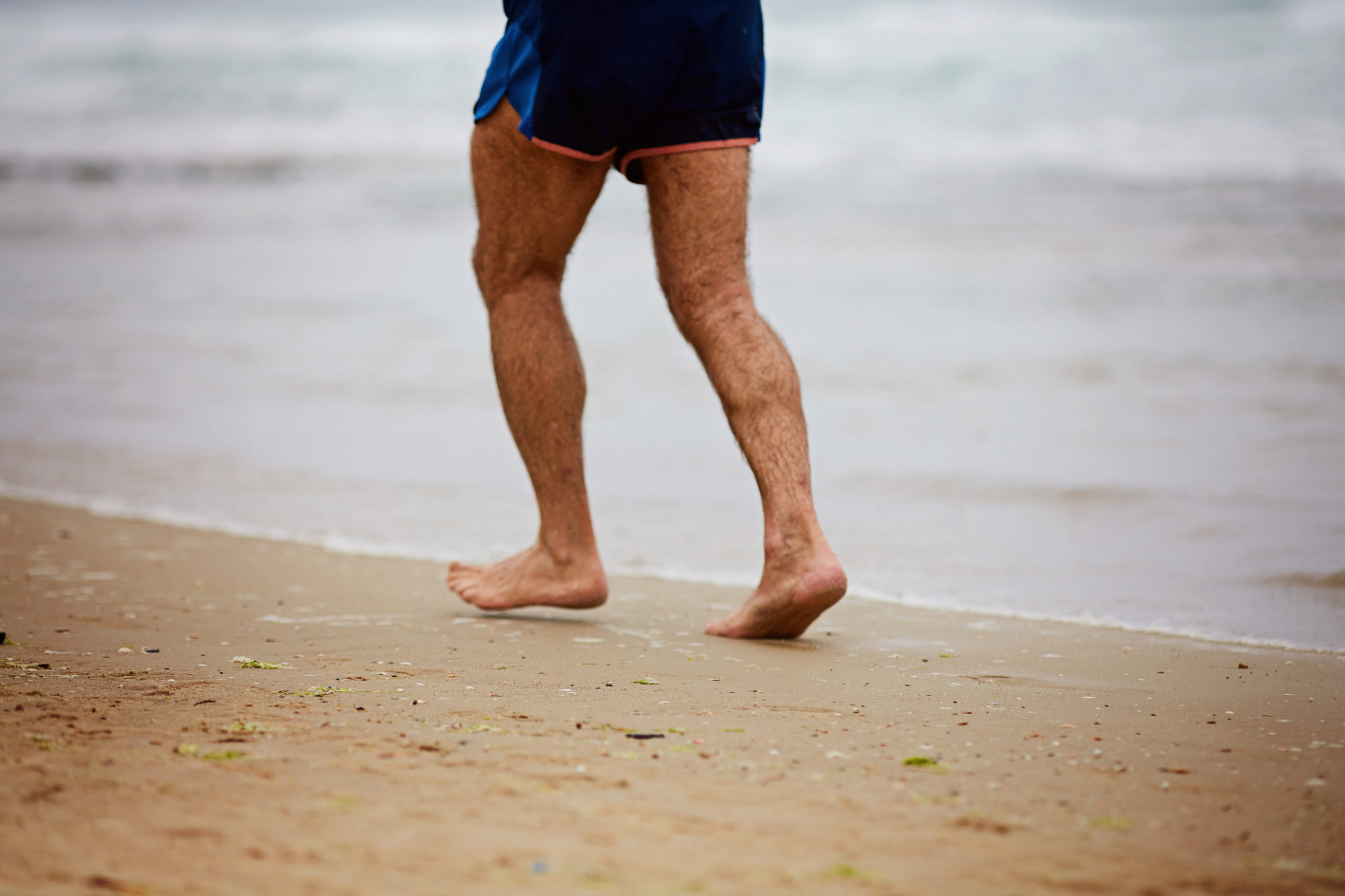 мужские ноги на пляже